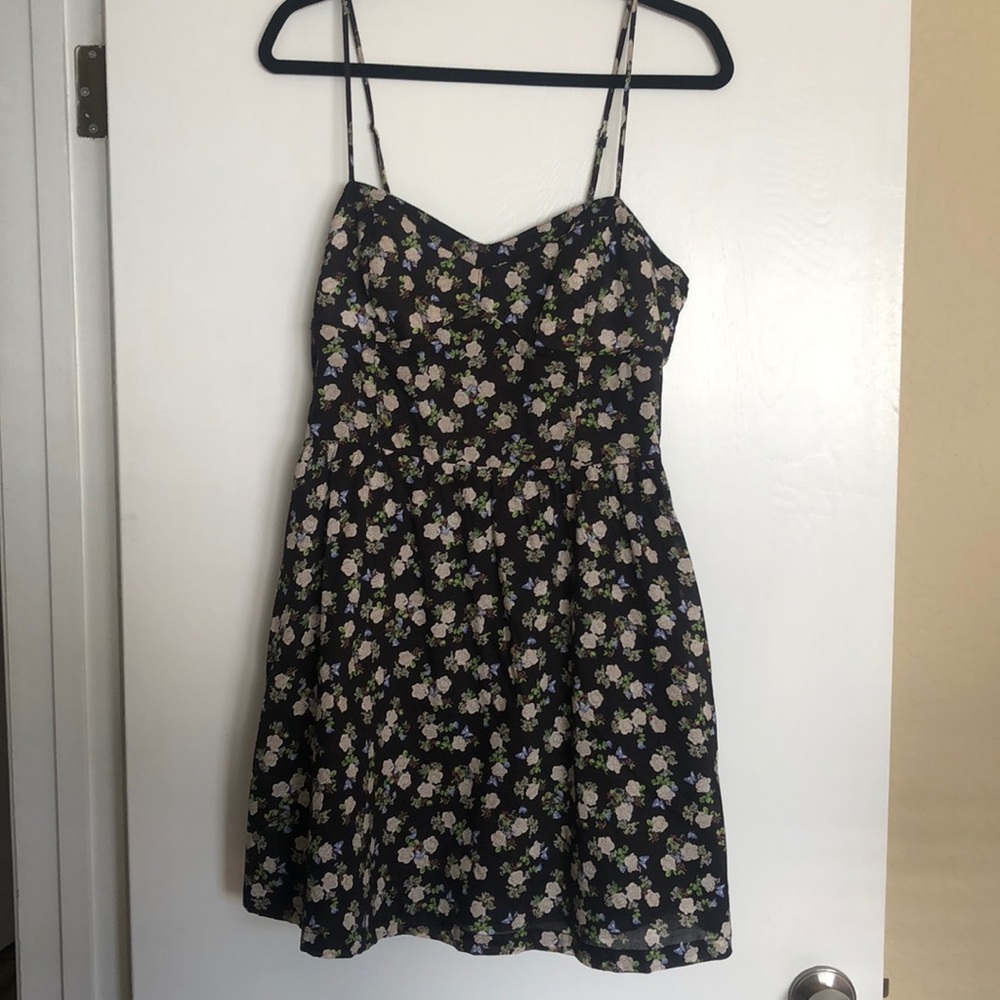 Dividend from H&M black and floral dress